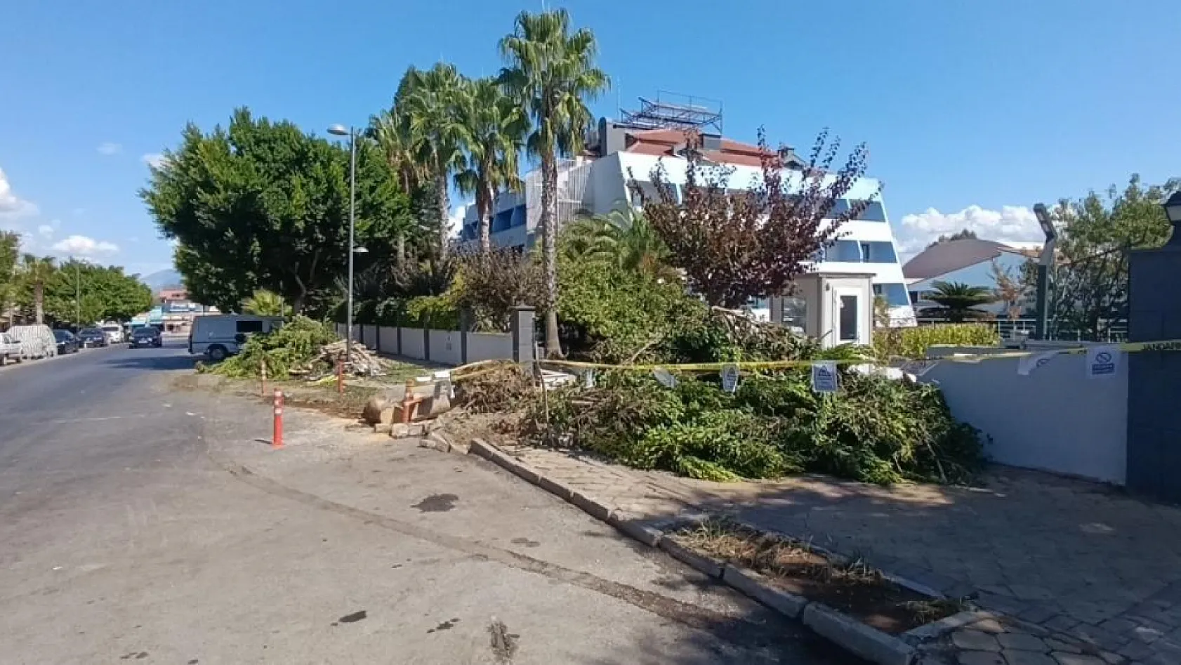 Otel duvarına çarpan tur otobüsü sürücüsü hayatını kaybetti