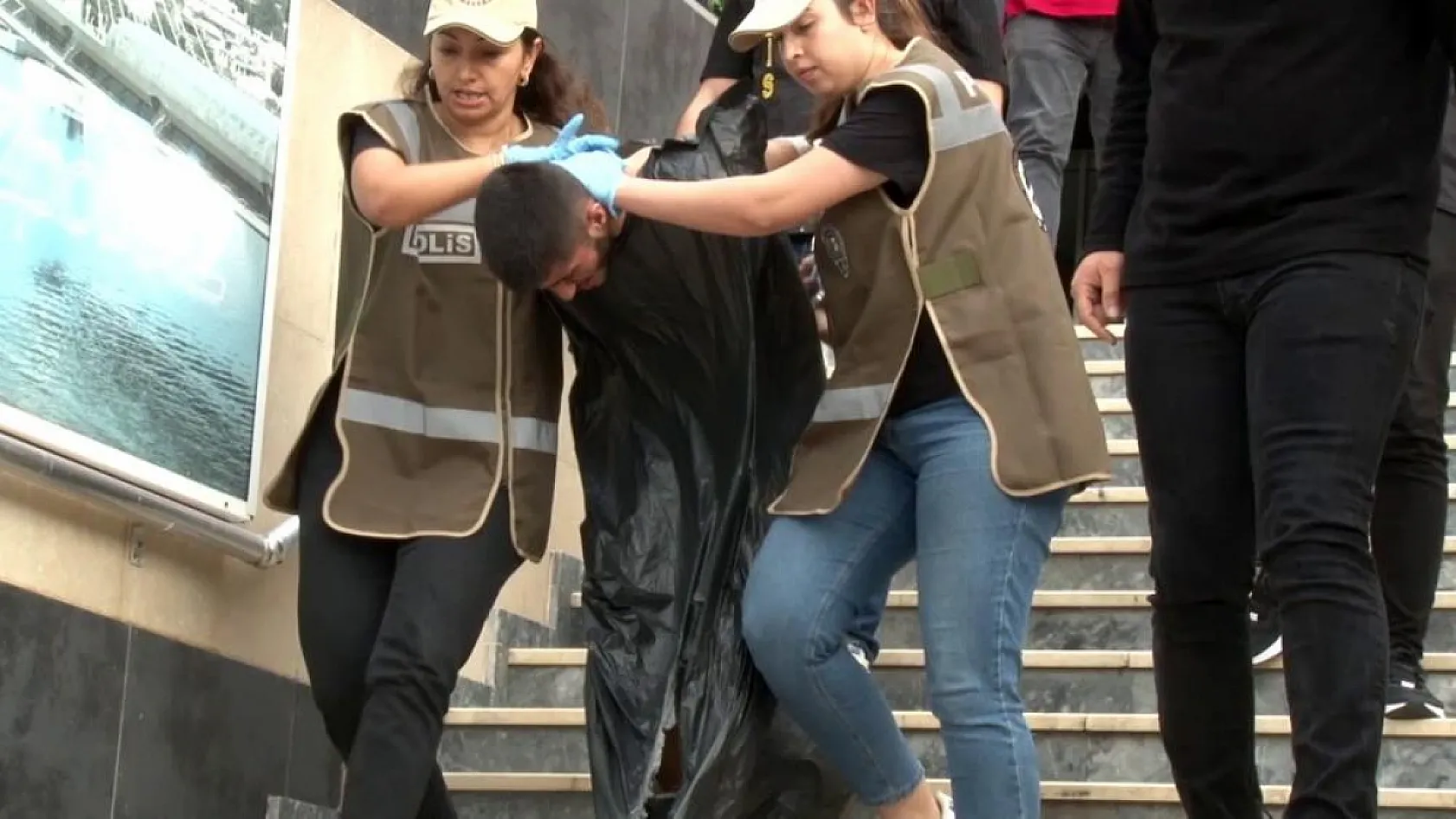 Çöp poşeti geçirilen zanlı Çevre, Doğa ve Hayvanları Koruma Büro Amirliği'nin aracına bindirildi