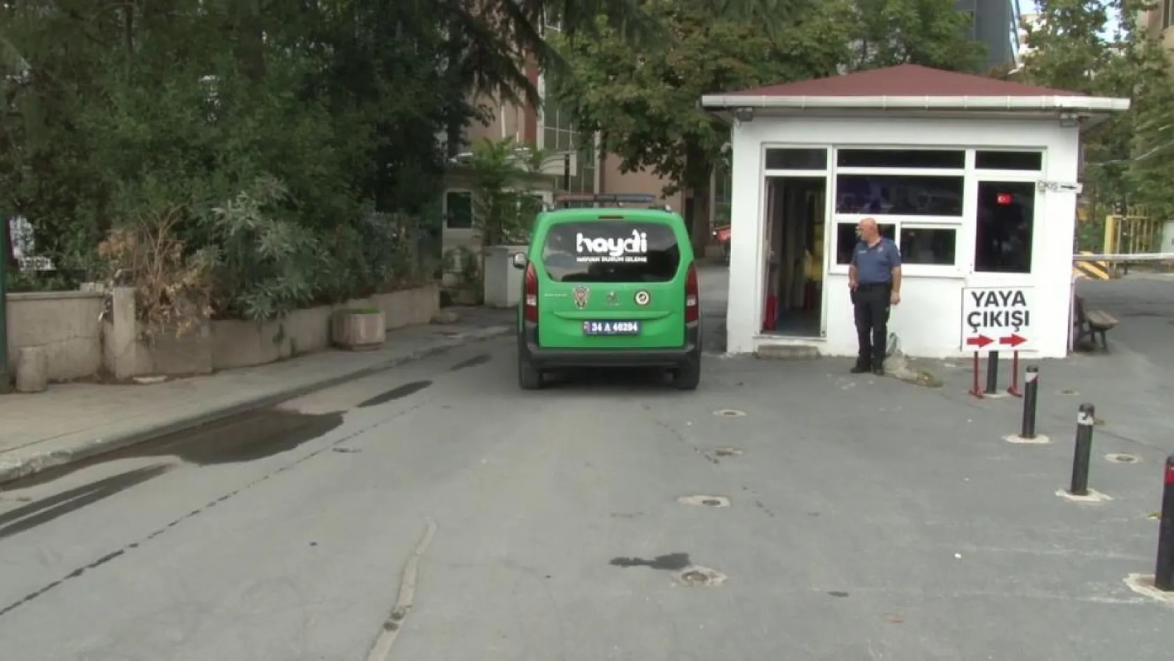 Çöp poşeti geçirilen zanlı Çevre, Doğa ve Hayvanları Koruma Büro Amirliği'nin aracına bindirildi