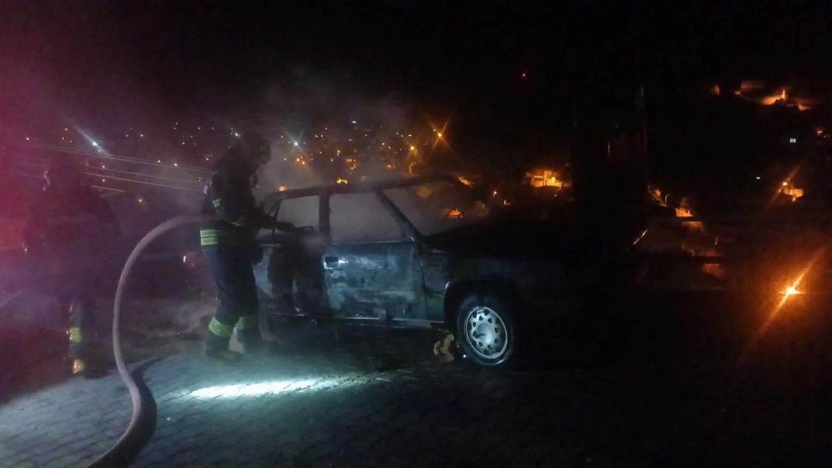 Muğla'da park halindeki otomobil alevlere teslim oldu