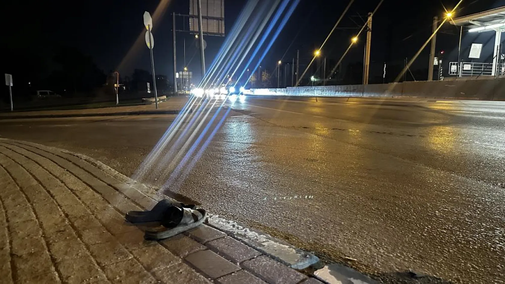 Feci kaza: Bebeğiyle kaldırımda yürüyen anneye tır çarptı