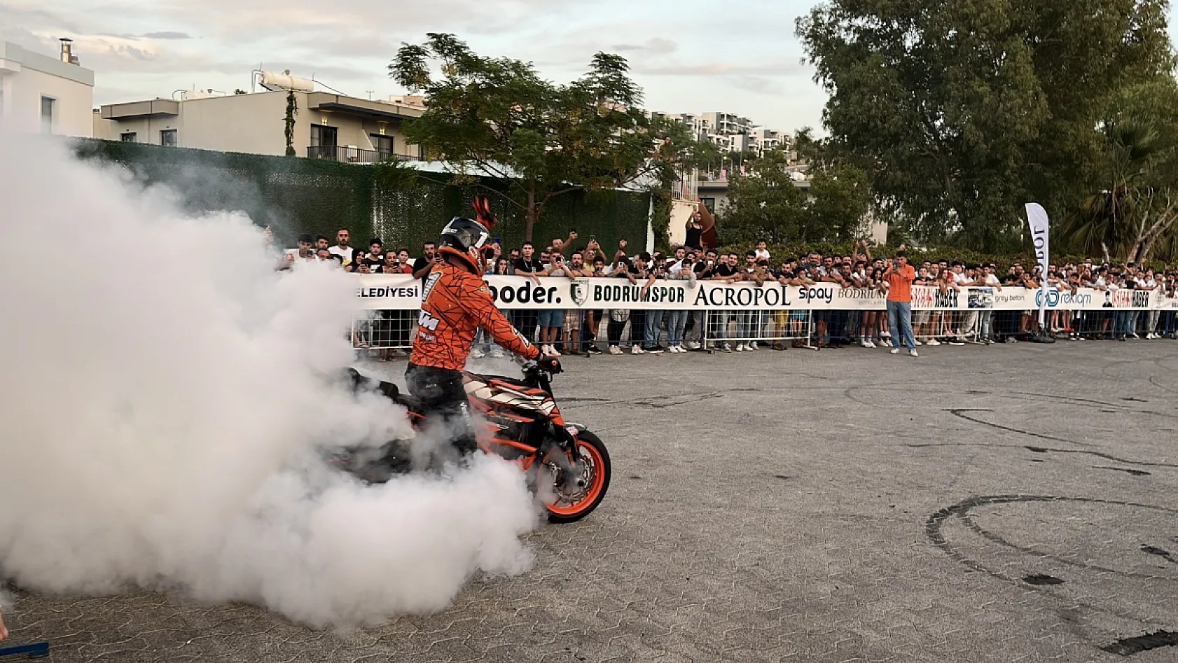 Motosiklet tutkunları teker yaktı, deniz üzerinde şovlar yapıldı