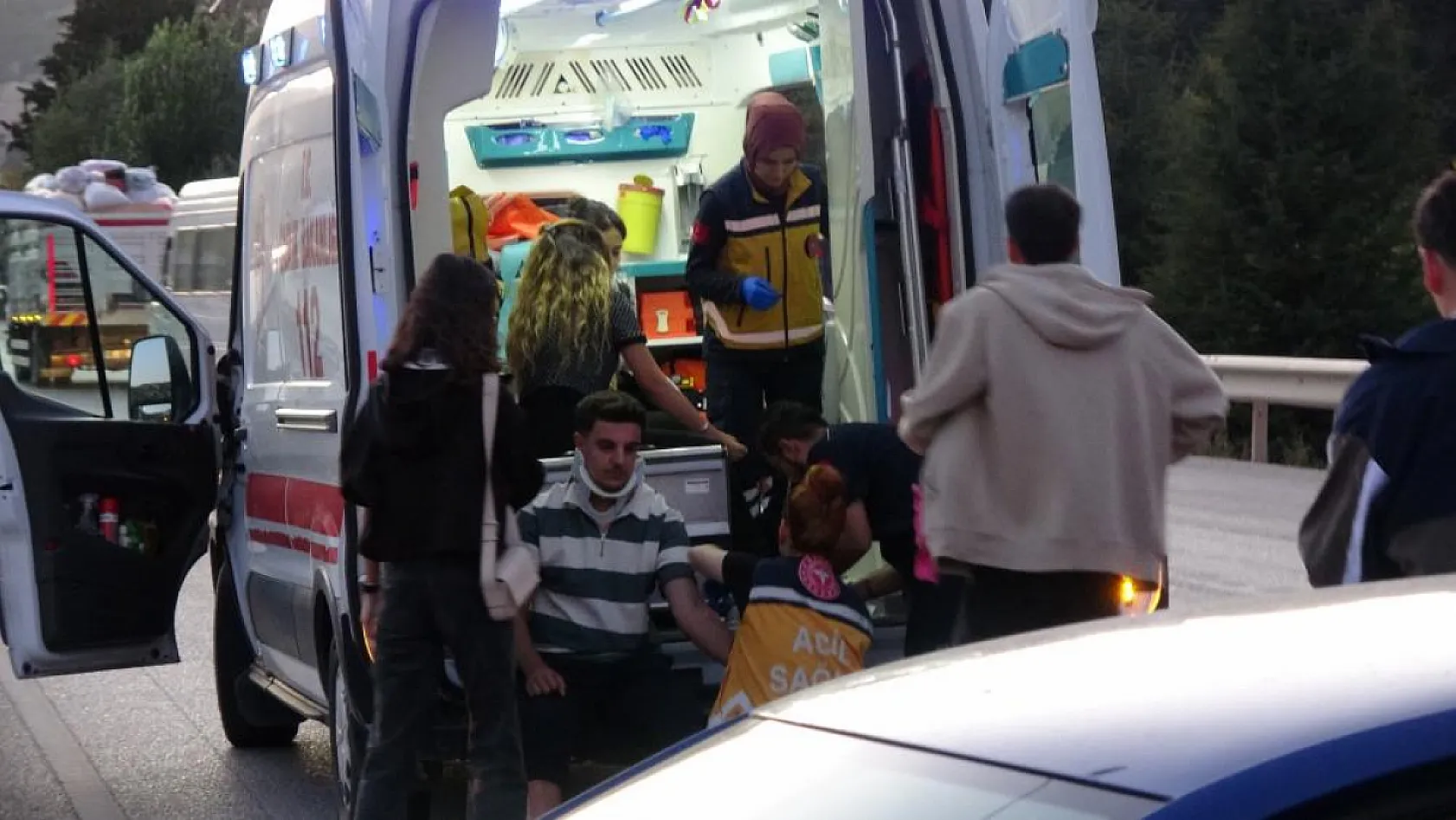 Kontrolden çıkan otomobil önce bariyere sonra traktöre çarptı: 5 yaralı