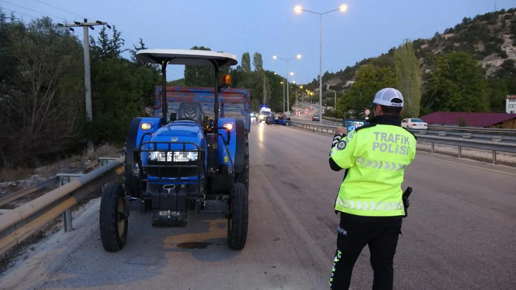 Kontrolden çıkan otomobil önce bariyere sonra traktöre çarptı: 5 yaralı