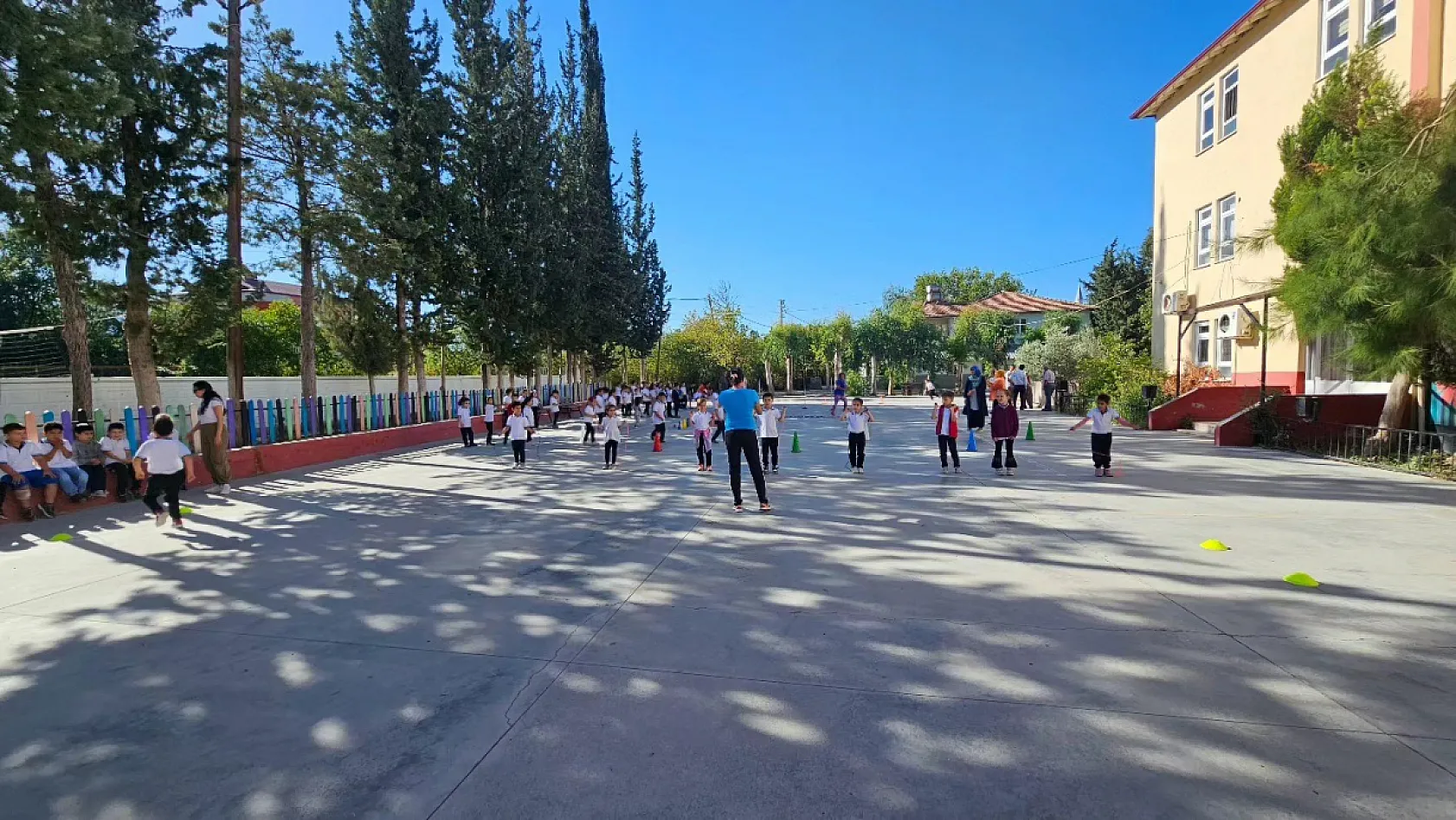 Seydikemer'de öğrenciler Amatör Spor Haftası'nı kutladı