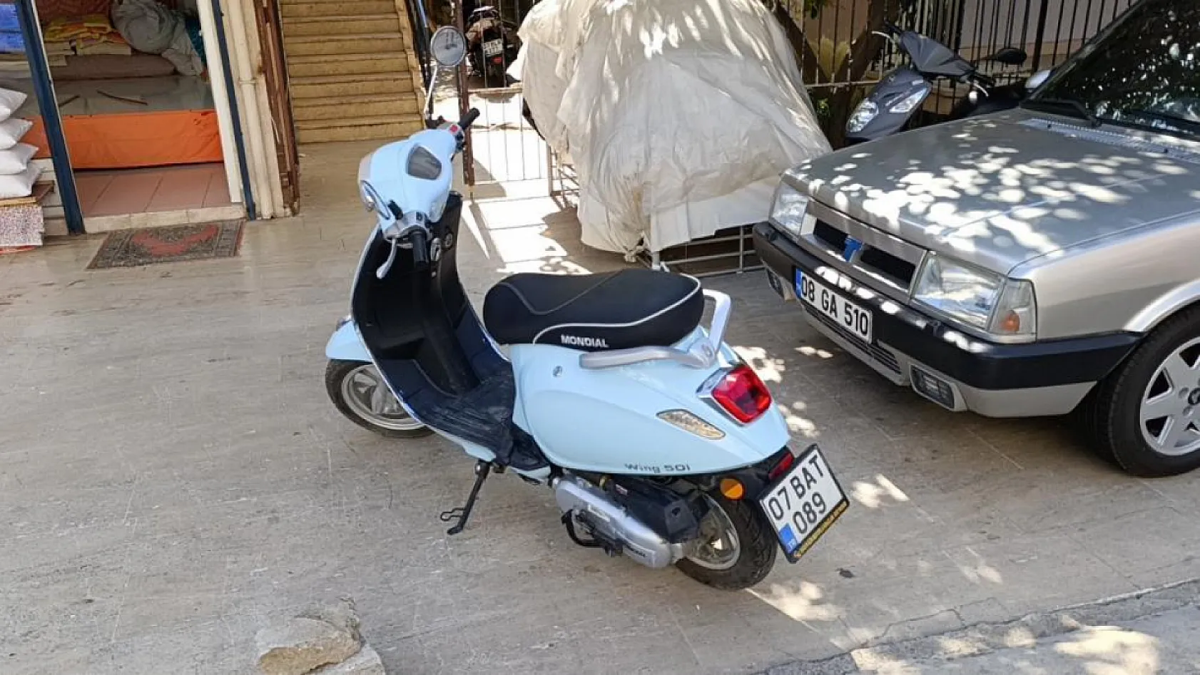 Motosiklet kaldırıma çarparak devrildi, genç kız yaralandı