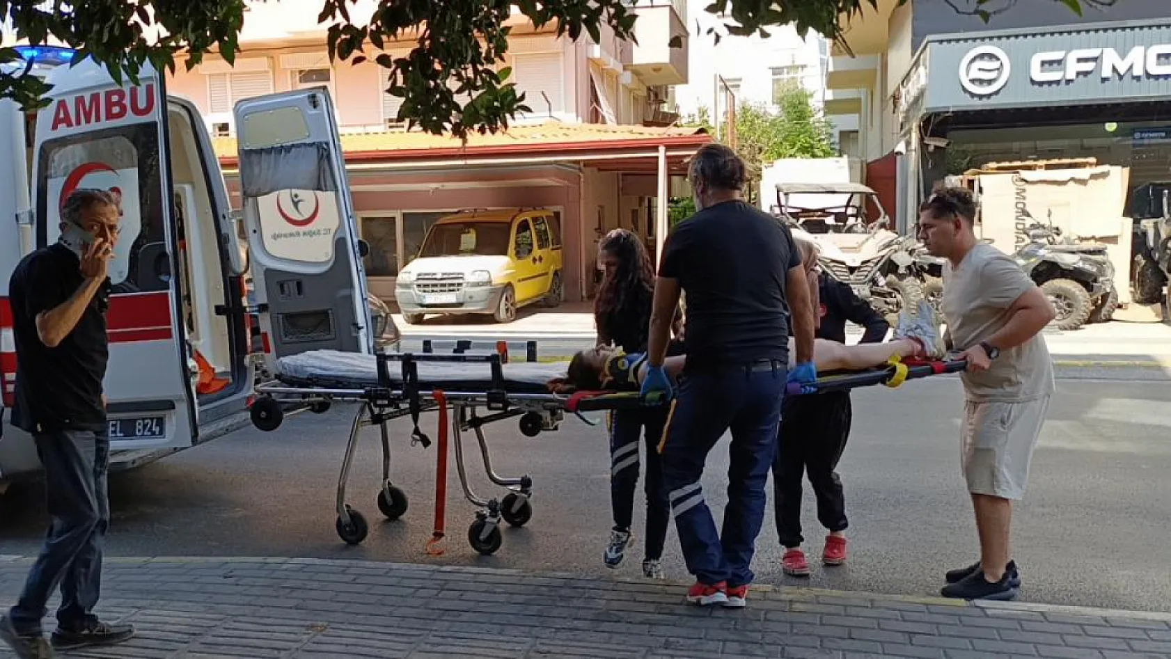 Motosiklet kaldırıma çarparak devrildi, genç kız yaralandı