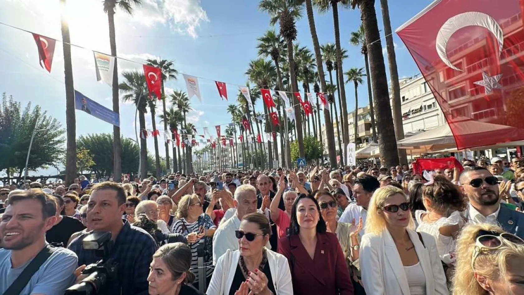 CHP Genel Başkanı Özel, Marmaris'te Halk Kafe'nin açılışını yaptı