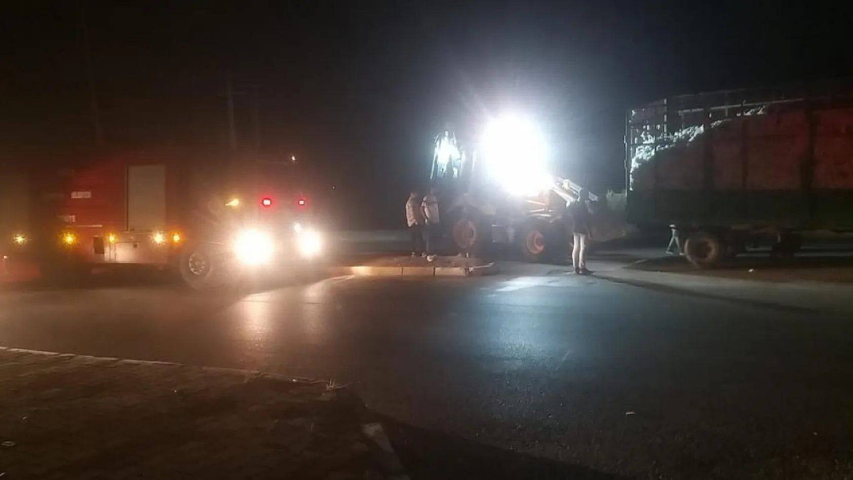 Pamuk yüklü traktör ile otomobil çarpıştı: 2 yaralı