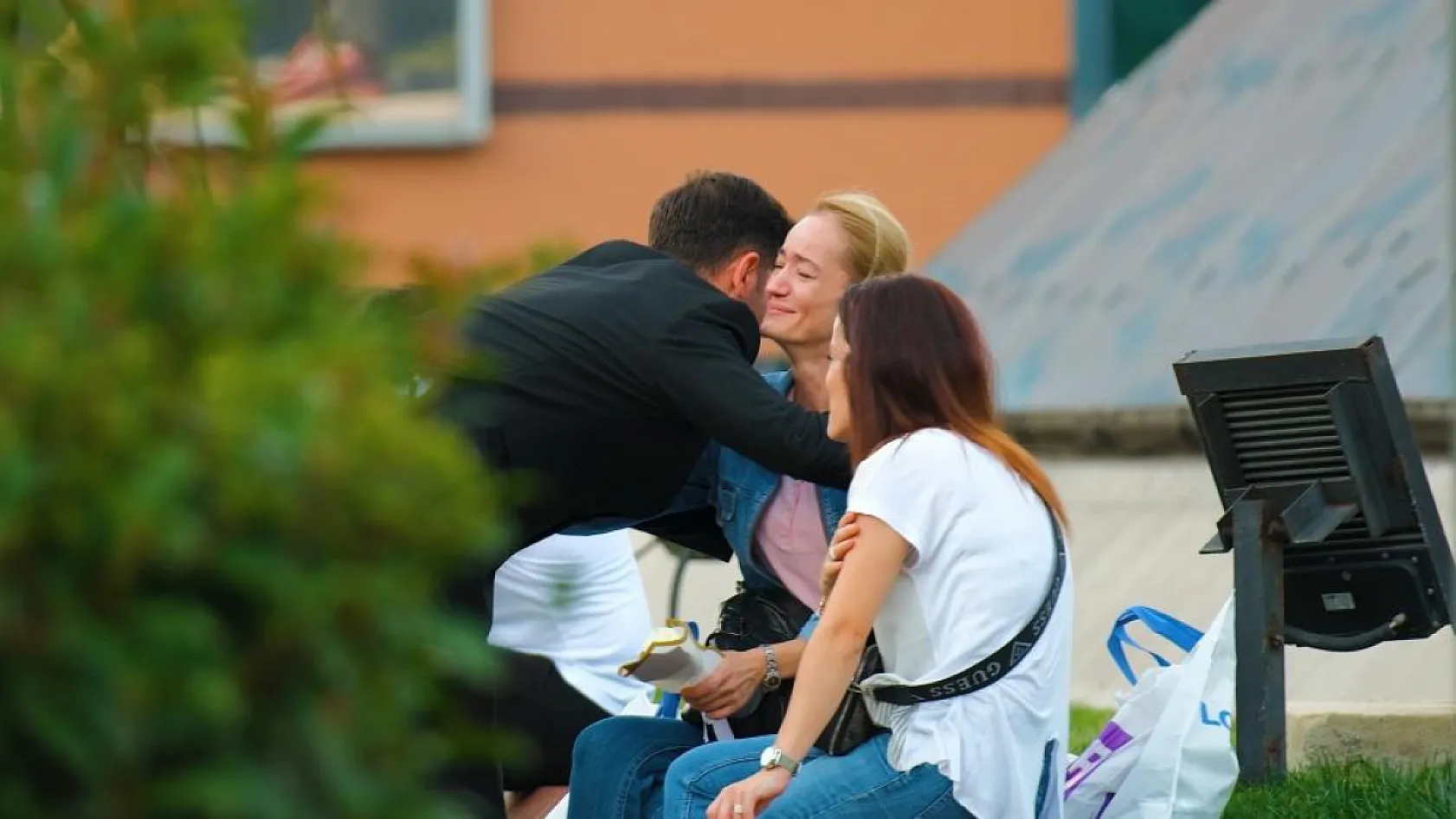Kadınlara gül veren şakacı, büyük beğeni toplarken herkesi duygulandırdı