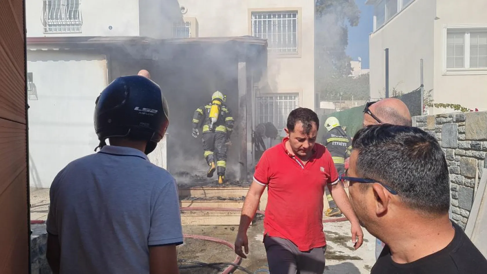 Muğla'da muhabbet kuşlarını suni teneffüsle kurtarmaya çalıştılar