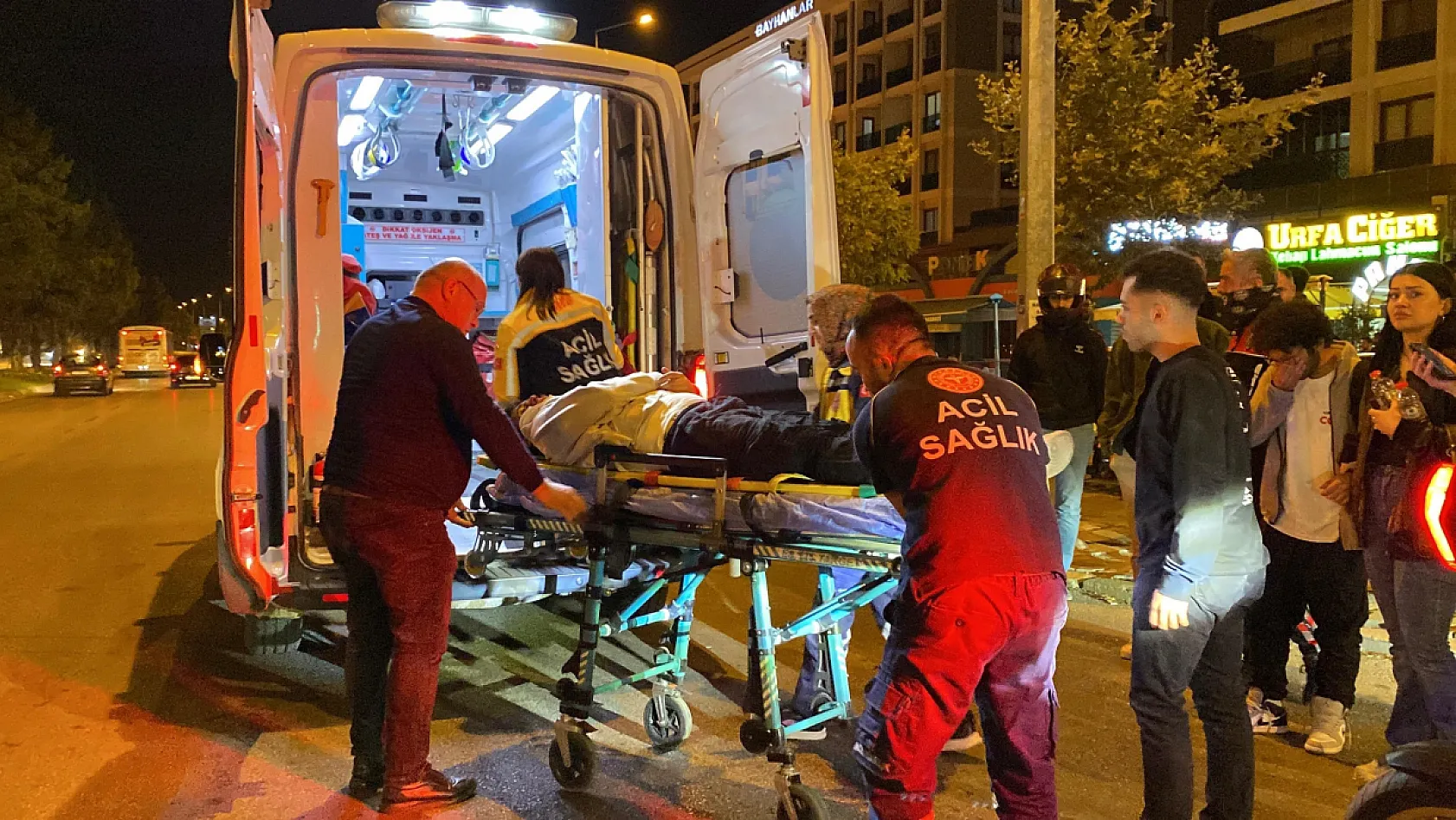 Kırmızı ışıkta geçen otomobil yayaya çarptı