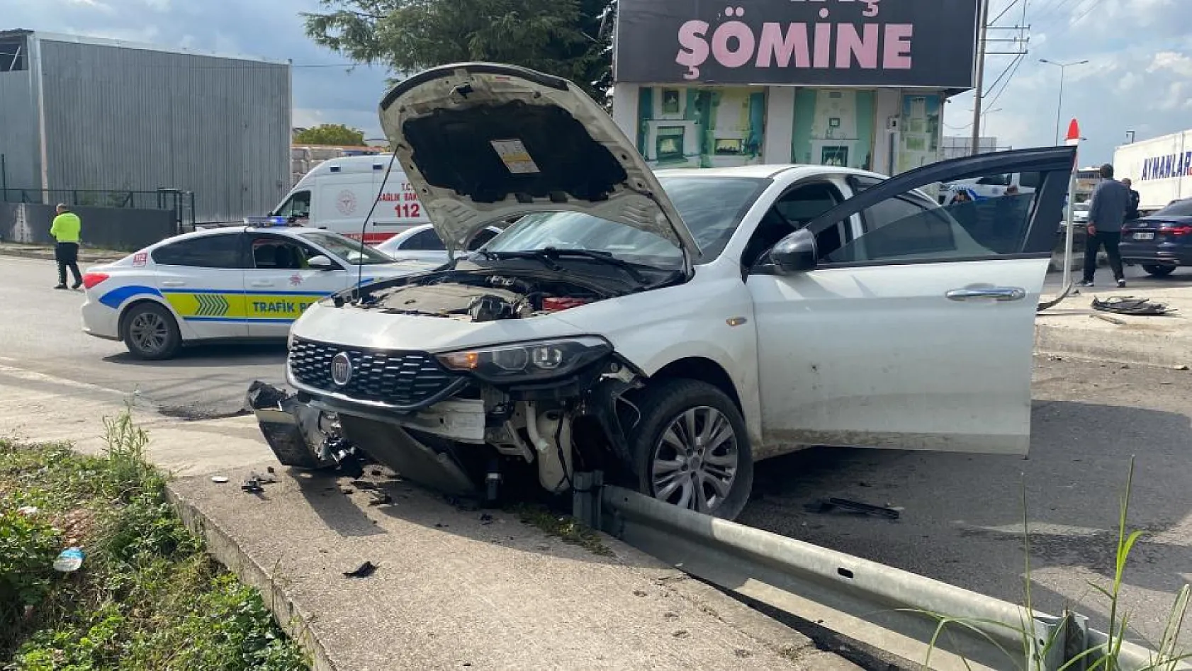 Otomobil kaldırıma çıktı: 1'i bebek 3 yaralı
