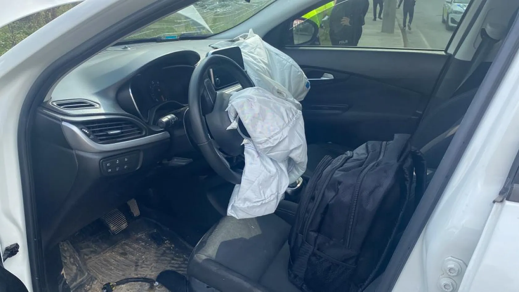 Otomobil kaldırıma çıktı: 1'i bebek 3 yaralı