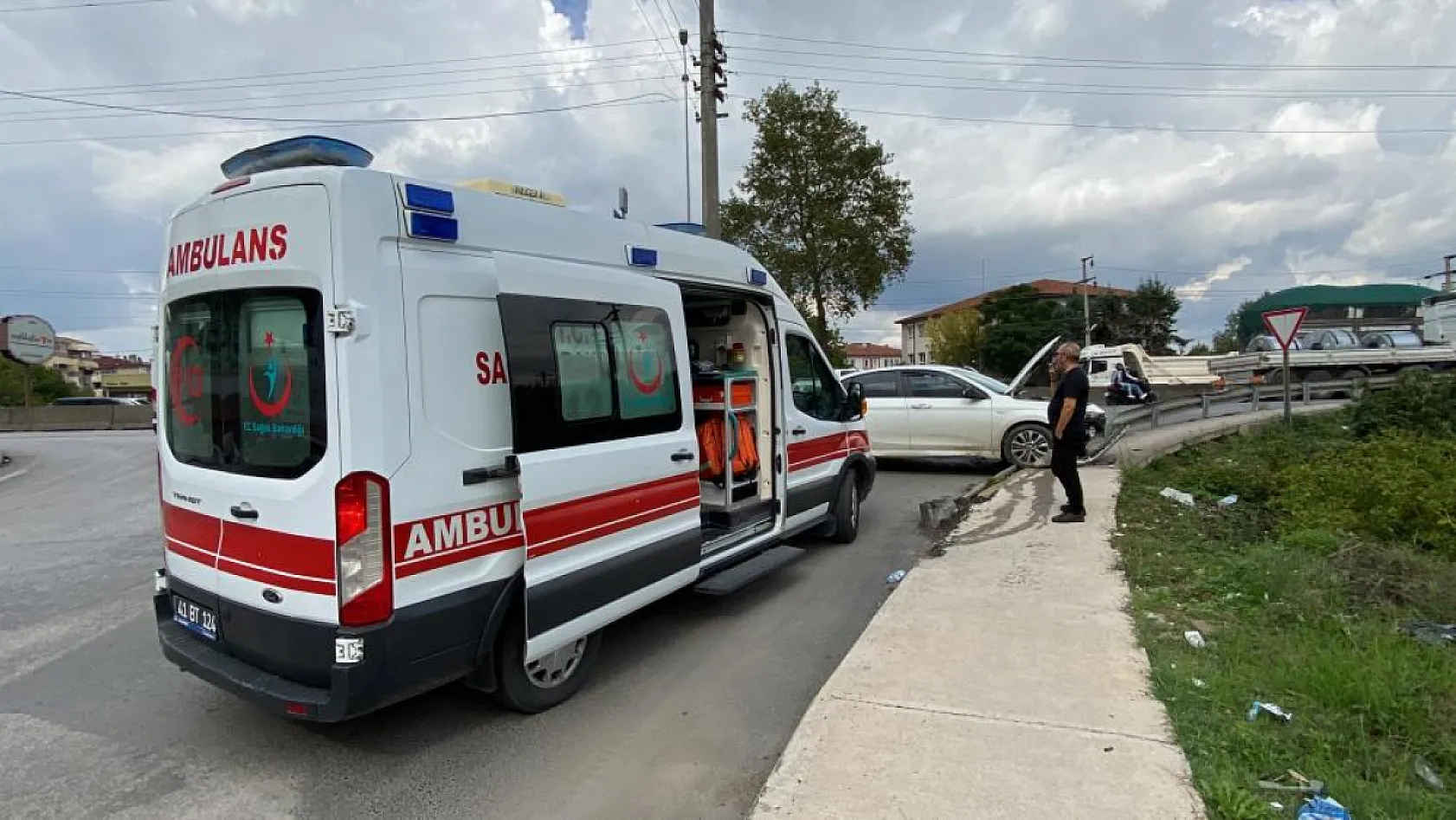 Otomobil kaldırıma çıktı: 1'i bebek 3 yaralı