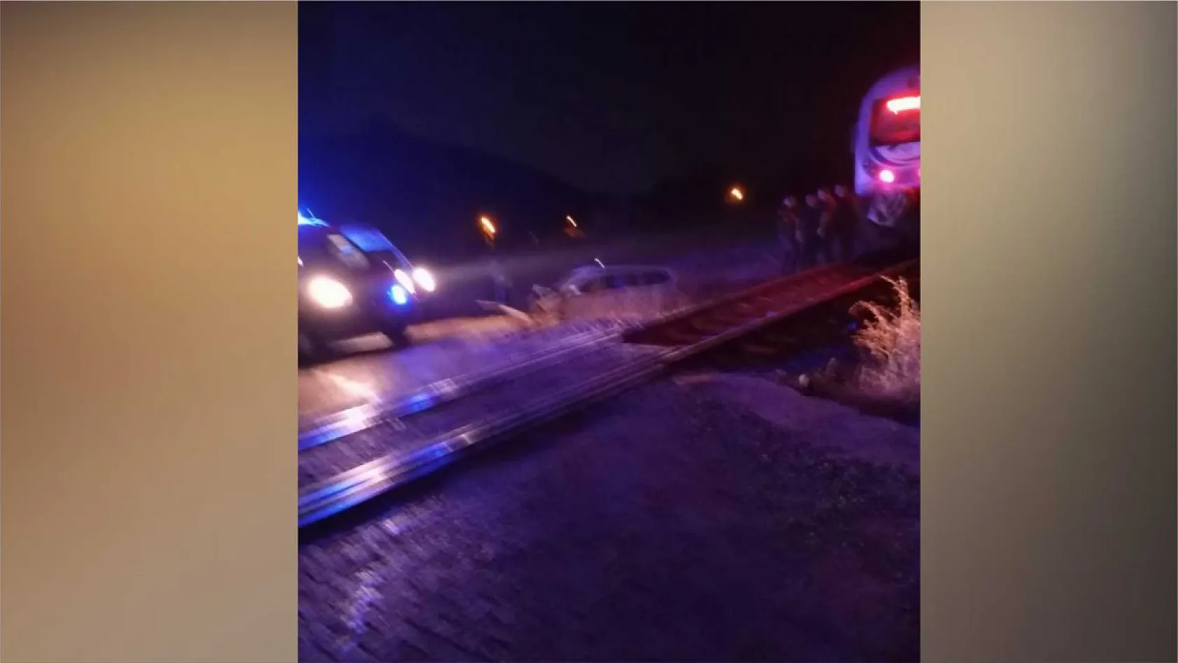 Yolcu treni hemzemin geçitte işçi servisine çarptı: 5 kişi yaralandı