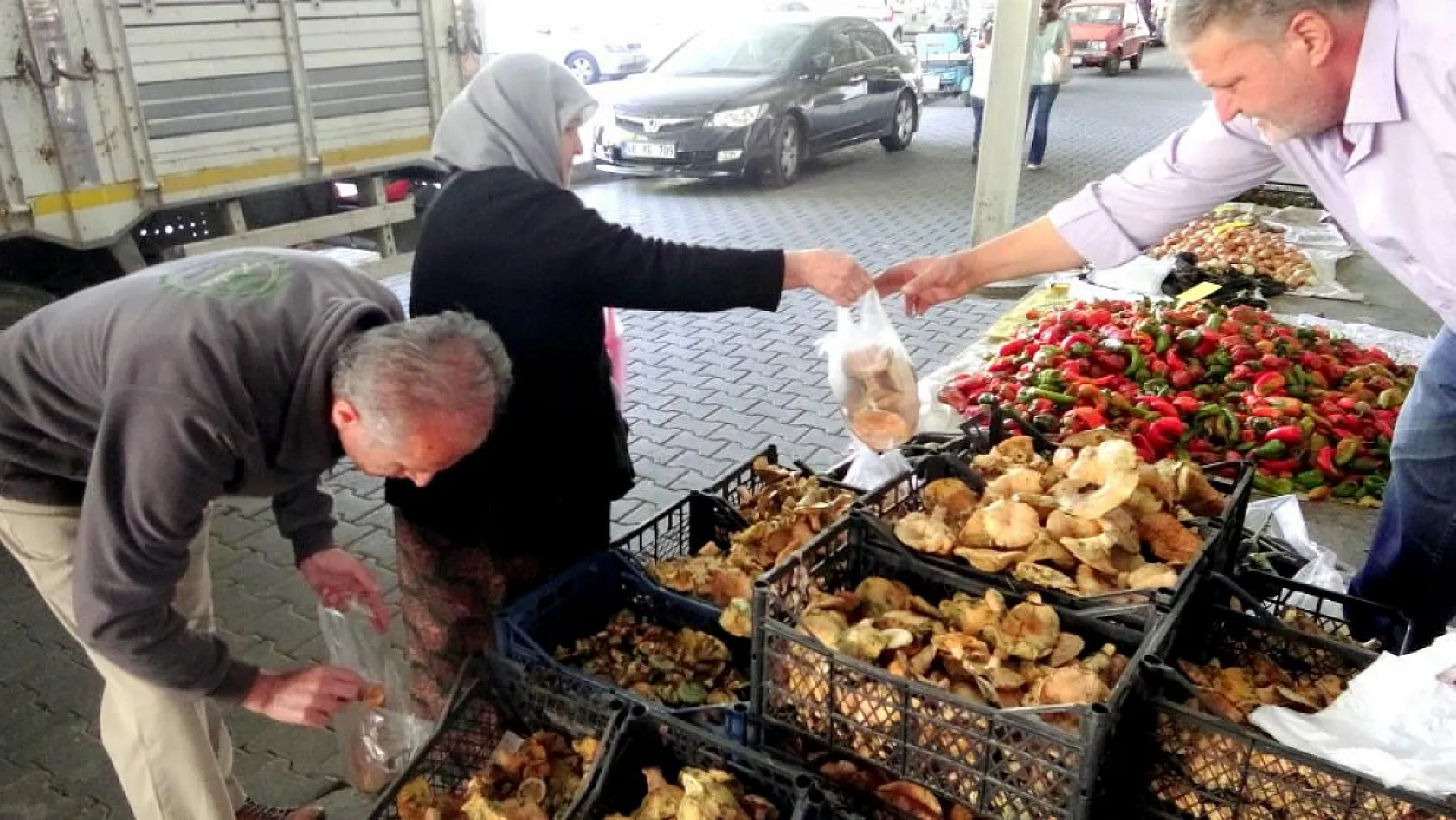 Muğla'da çıntarlar pazar tezgahlarında yerini aldı