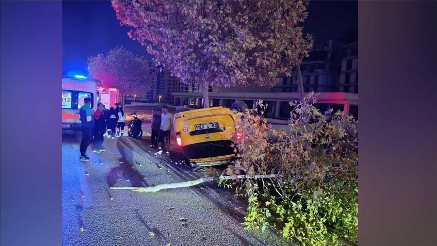 Ticari taksi ile otomobil çarpıştı 3 yaralı