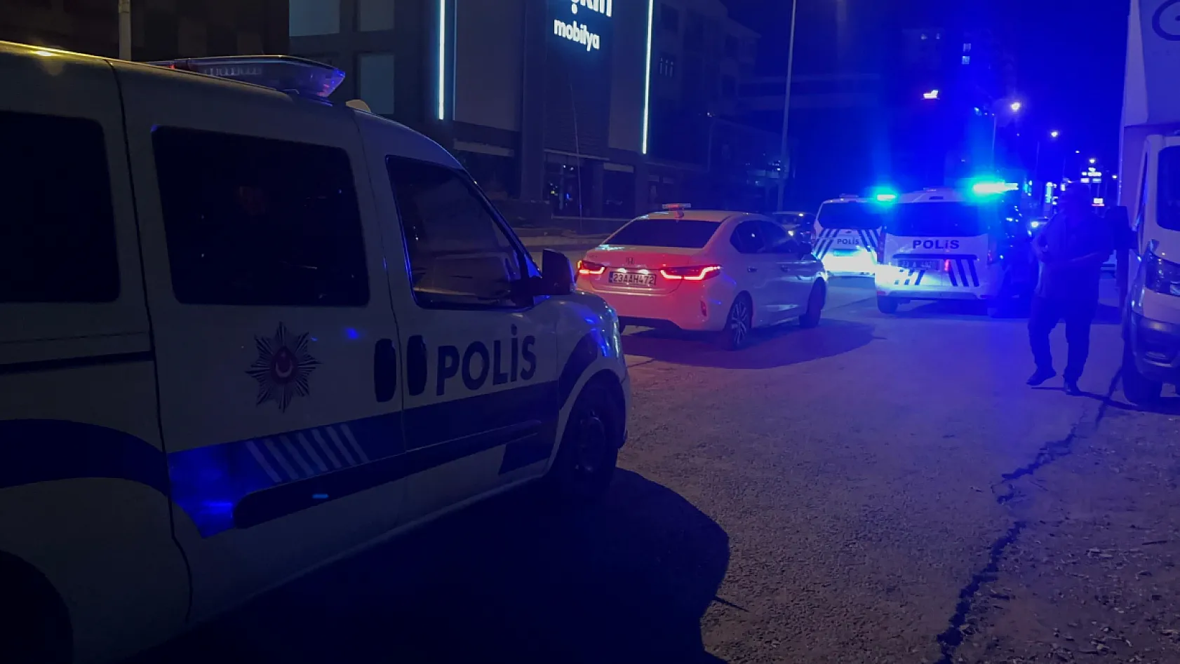 Düğün Salonunda Kan Döküldü: 4 Kişi Bıçaklandı