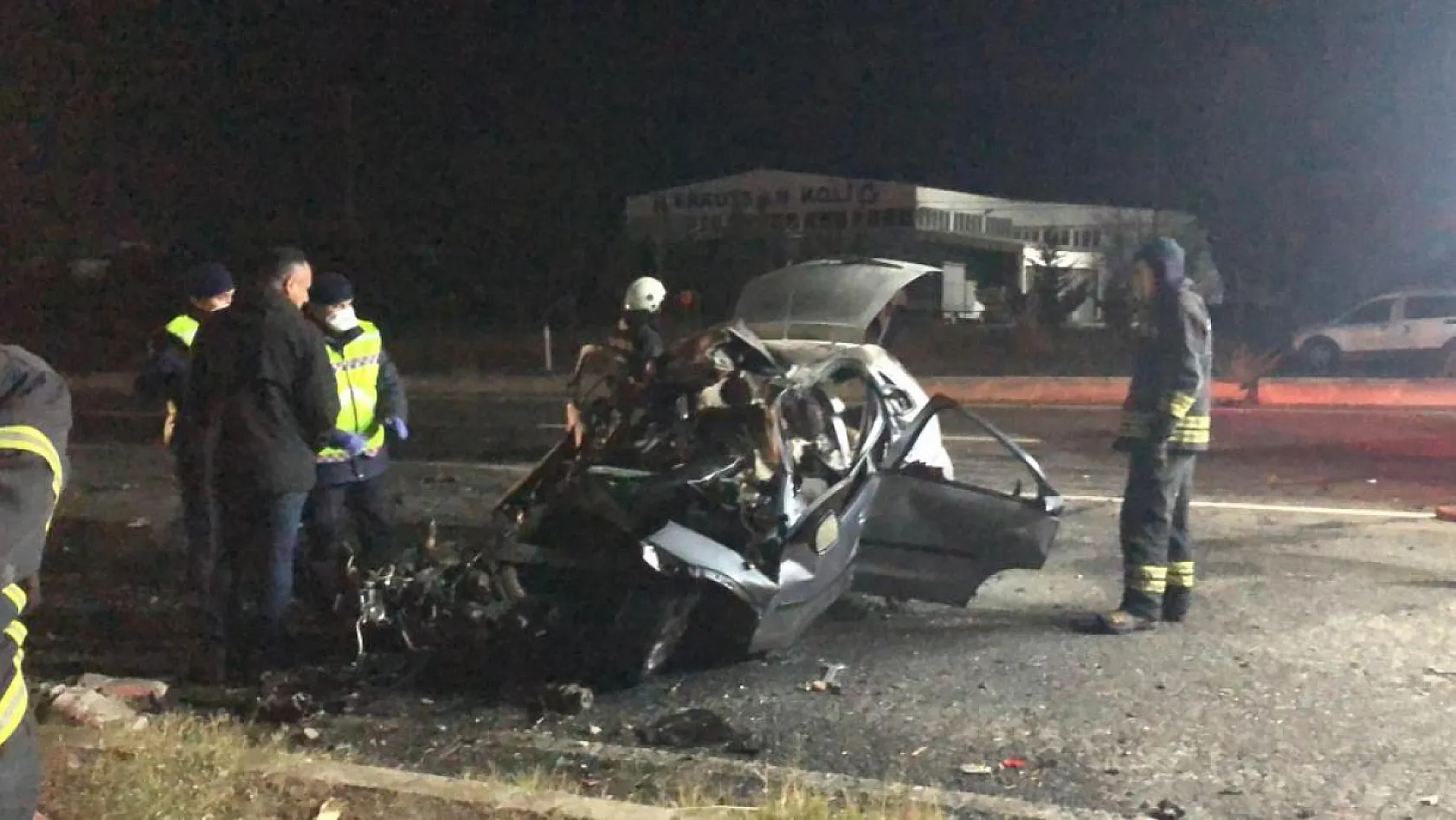 Feci kaza... Otomobil iş makinesine arkadan çarptı: 5 ölü