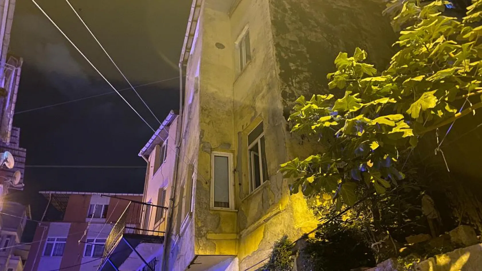 4 katlı binadan anne ve bebeğinin cesedi çıktı