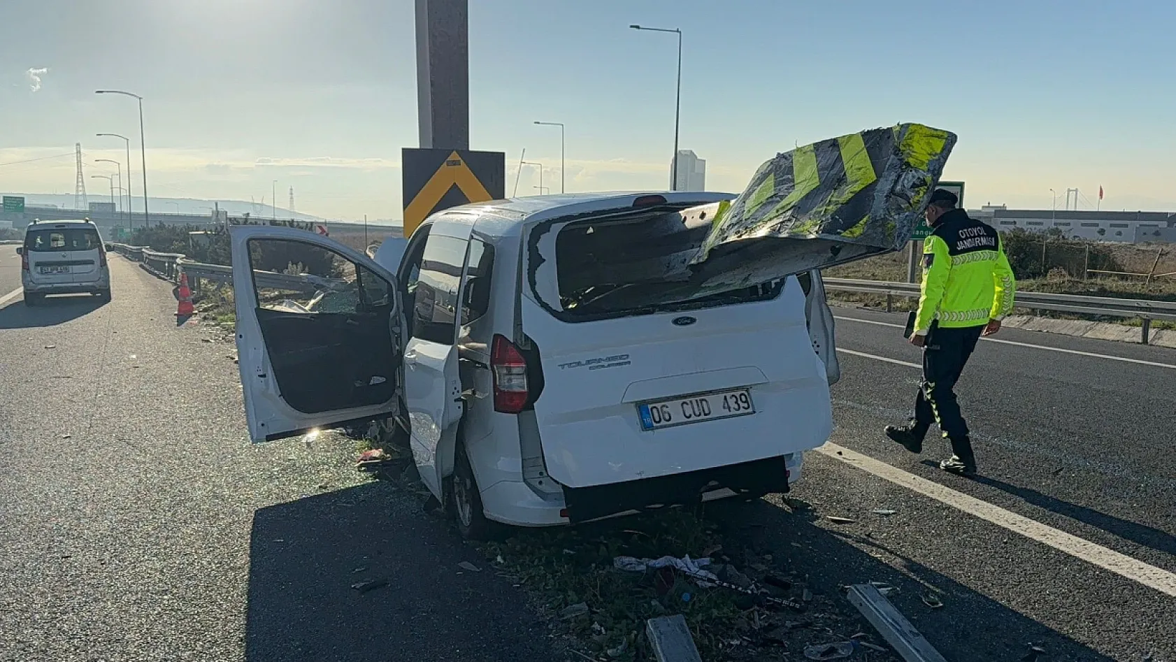 Araç Bariyerlere Ok Gibi Saplandı, Sürücü Yaralı Kurtuldu