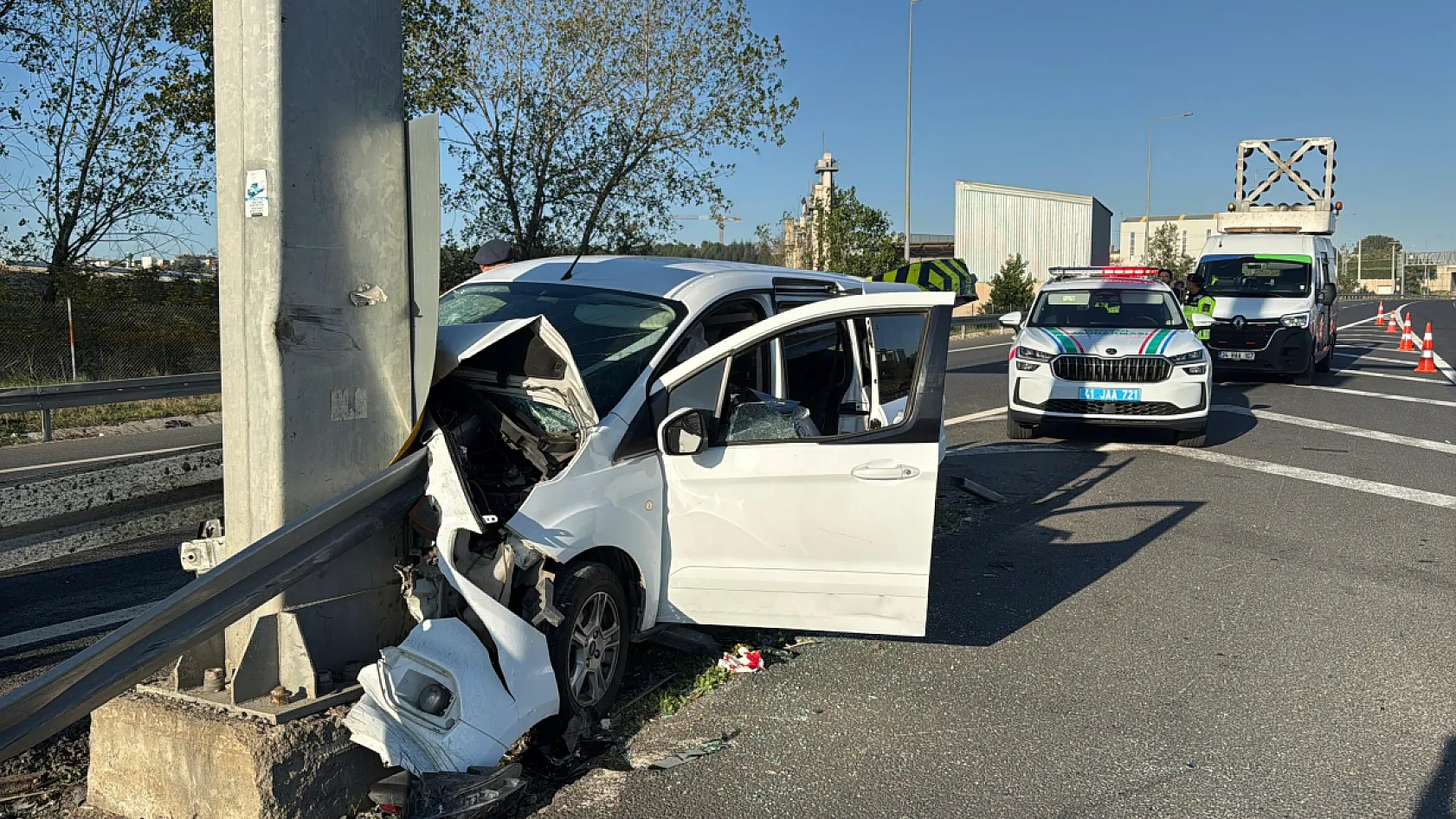 Araç Bariyerlere Ok Gibi Saplandı, Sürücü Yaralı Kurtuldu