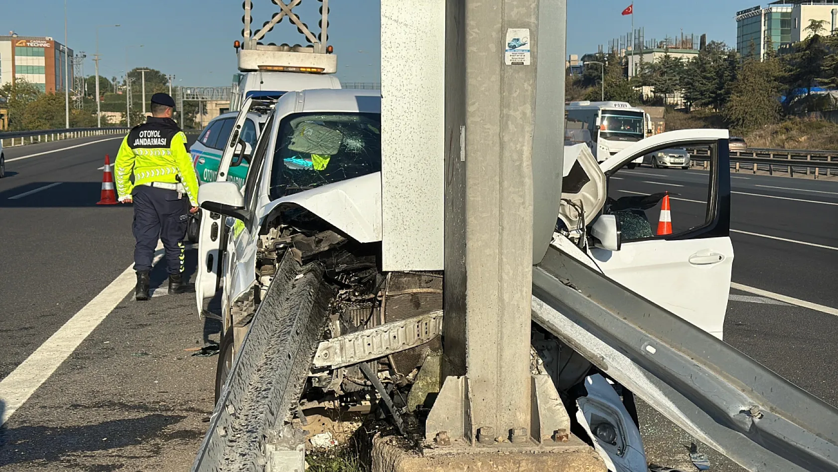 Araç Bariyerlere Ok Gibi Saplandı, Sürücü Yaralı Kurtuldu