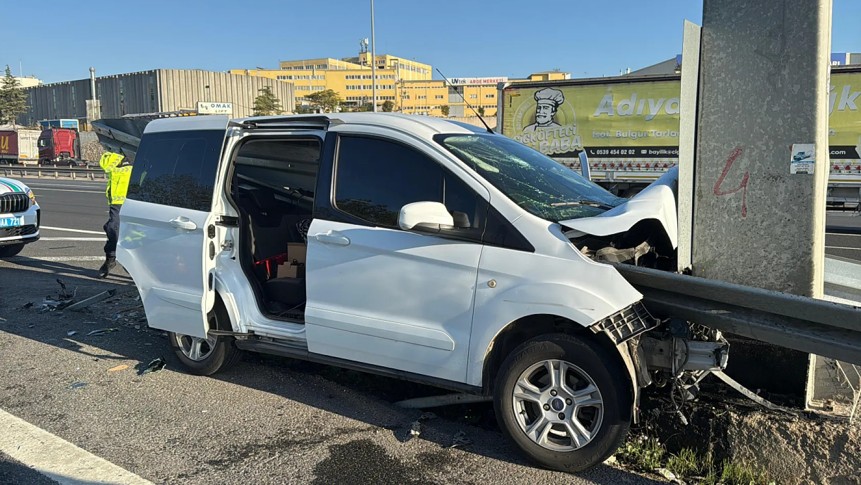 Araç Bariyerlere Ok Gibi Saplandı, Sürücü Yaralı Kurtuldu