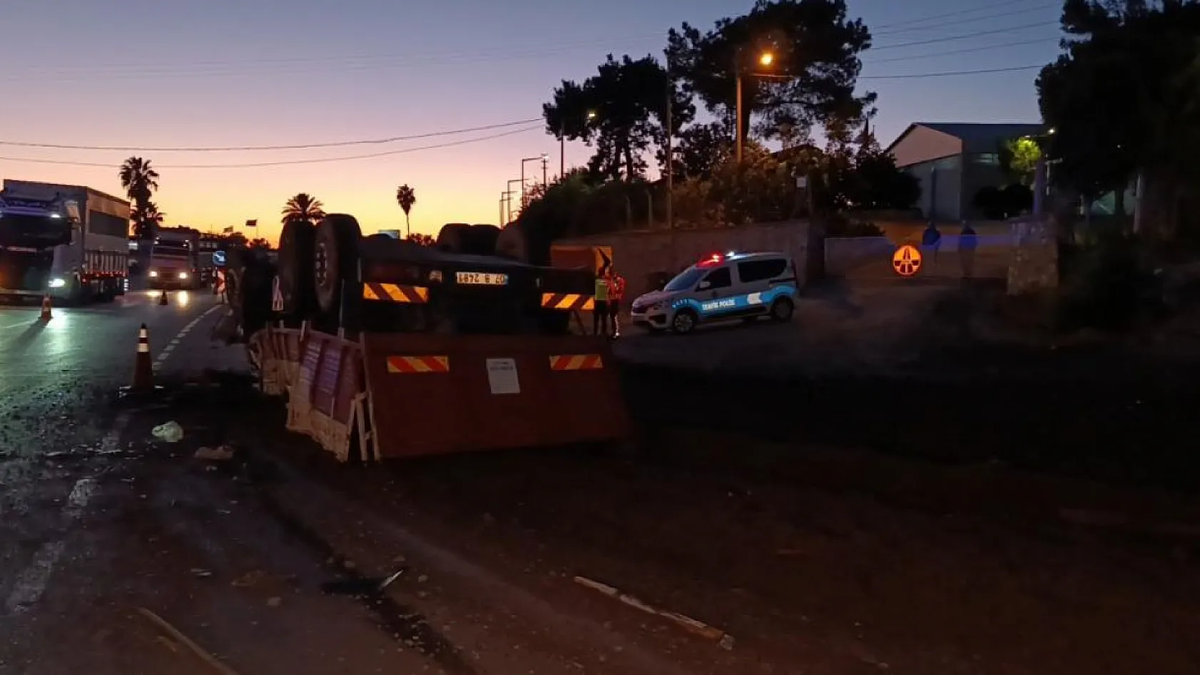 Freni patlayan gübre yüklü kamyon uygulama noktasına daldı, facianın eşiğinden dönüldü