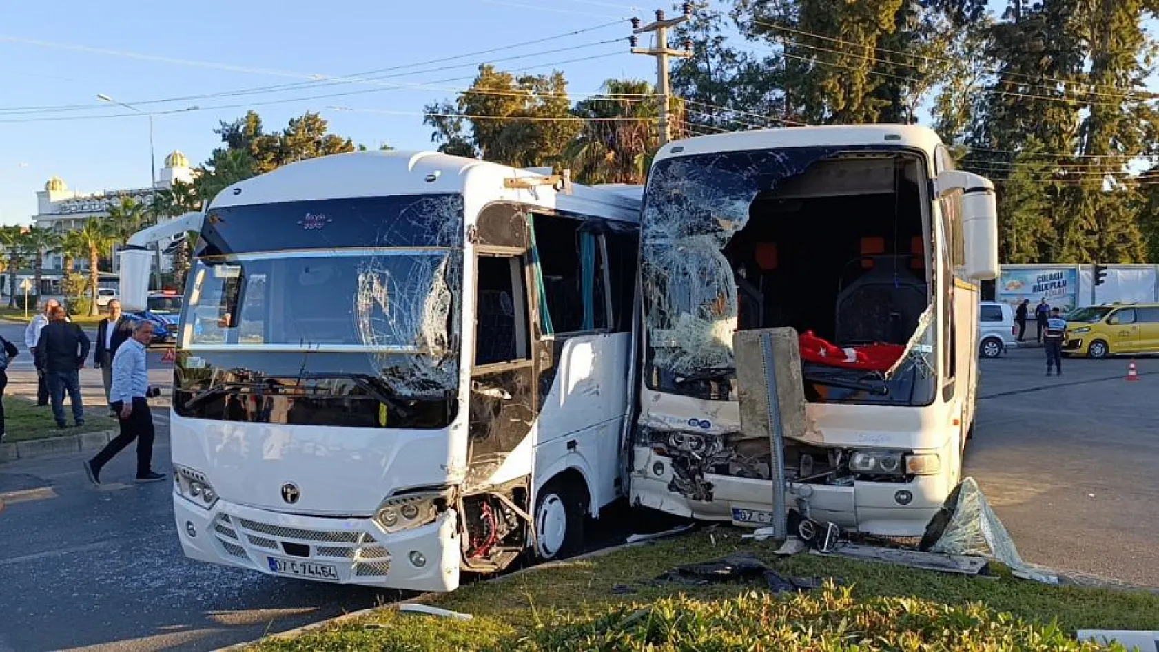 Otel çalışanlarını taşıyan servis araçları çarpıştı: 13 yaralı