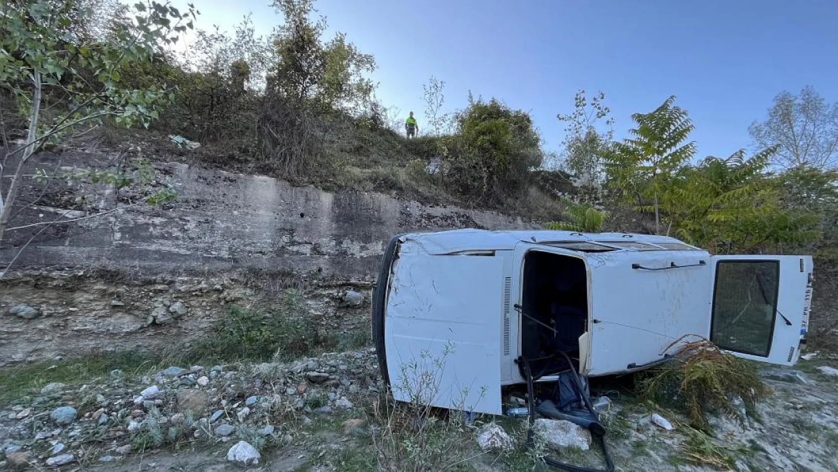 Otomobil dereye uçtu: 2 yaralı