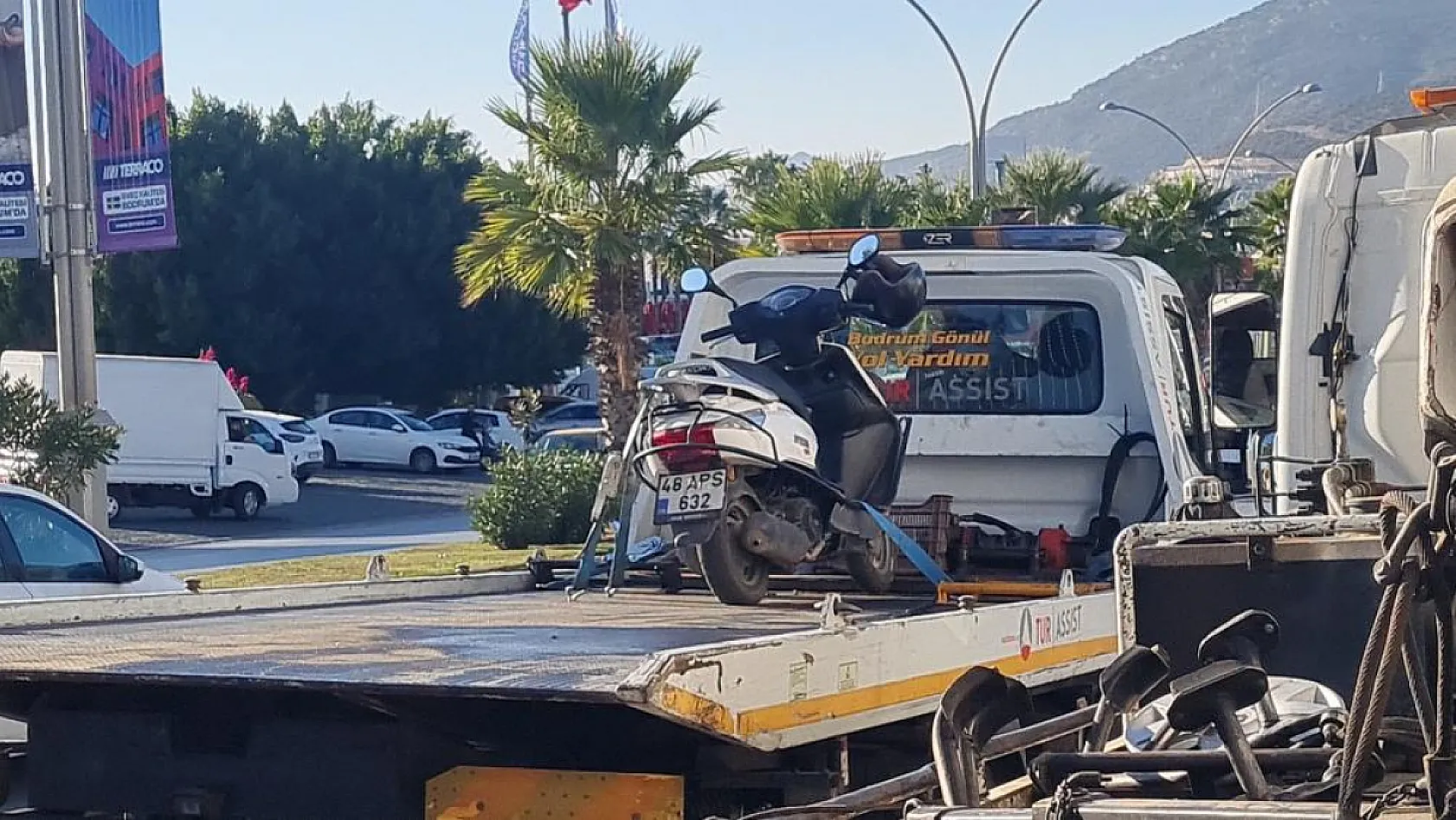 Muğla'da çılgına dönen kadın, polisin motosikletini tekmeleyip devirdi