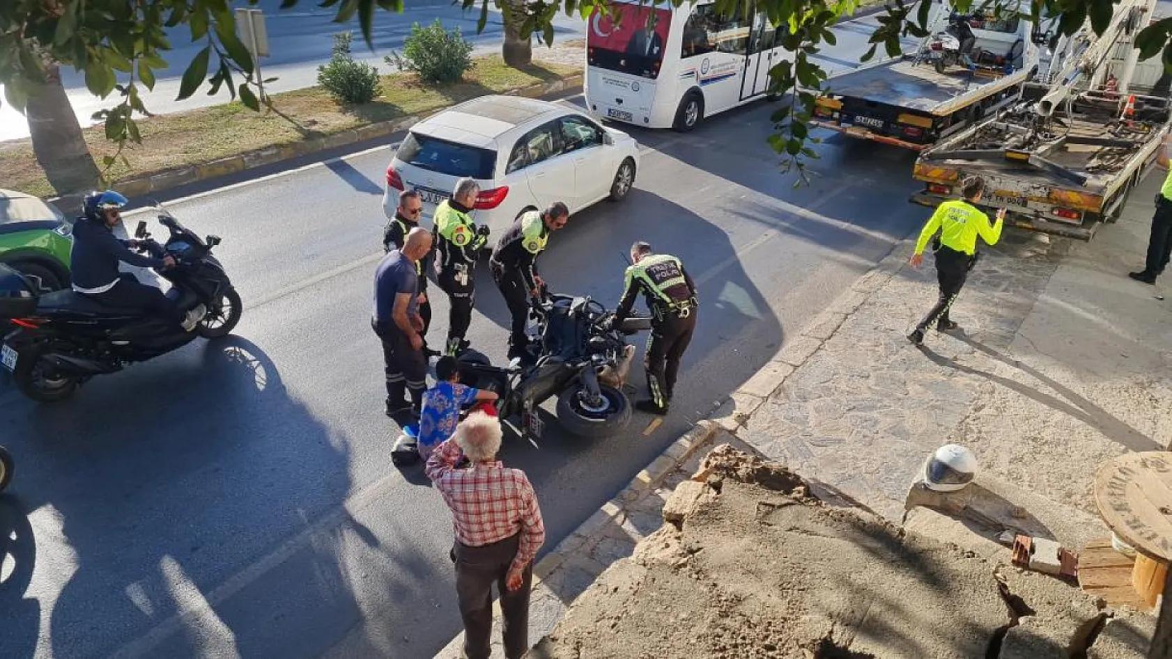 Muğla'da çılgına dönen kadın, polisin motosikletini tekmeleyip devirdi