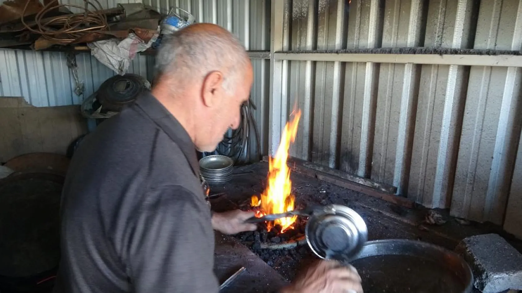 57 yıllık kalay ustası zamana direniyor