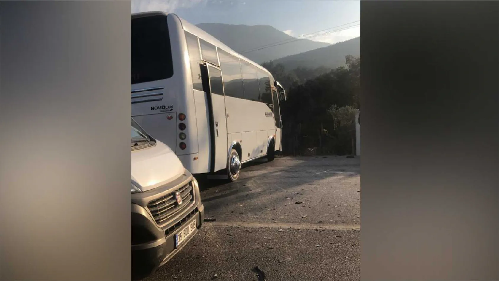 Servis minibüsüyle otomobil kafa kafaya çarpıştı: 1 yaralı