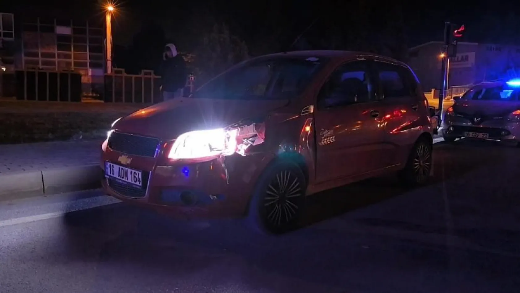 Kazada yaralanan oğlunu gören anne gözyaşı döktü