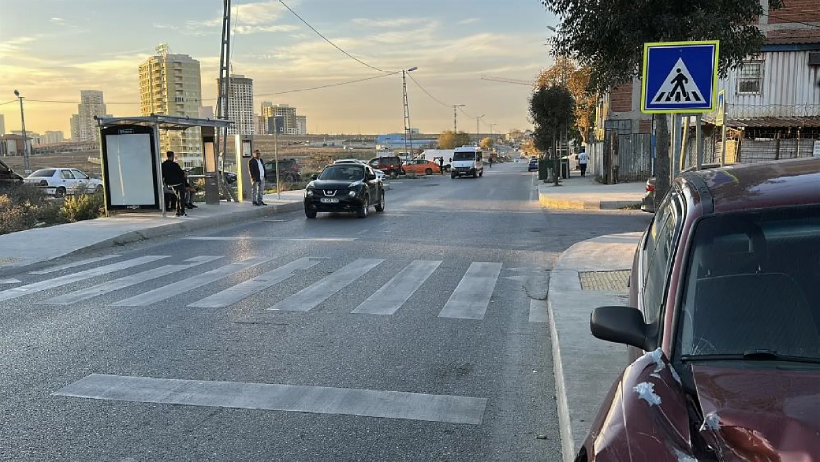 Yarış yapan otomobil sürücüsü, işçilerin oturduğu araziye uçtu: 4 yaralı