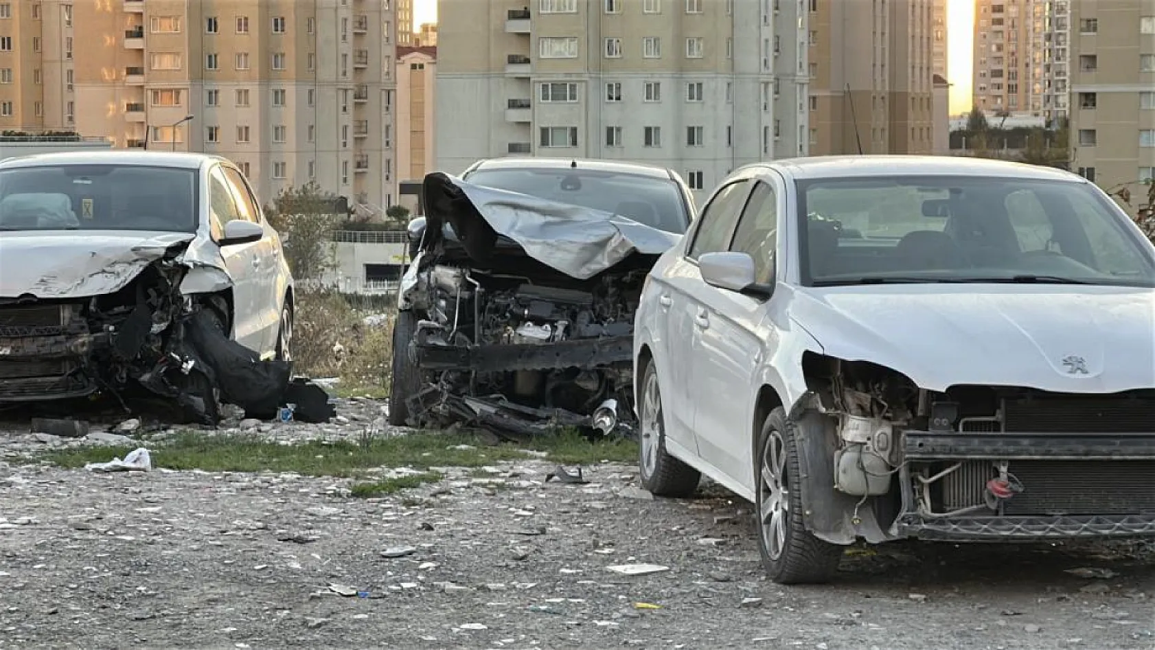 Yarış yapan otomobil sürücüsü, işçilerin oturduğu araziye uçtu: 4 yaralı