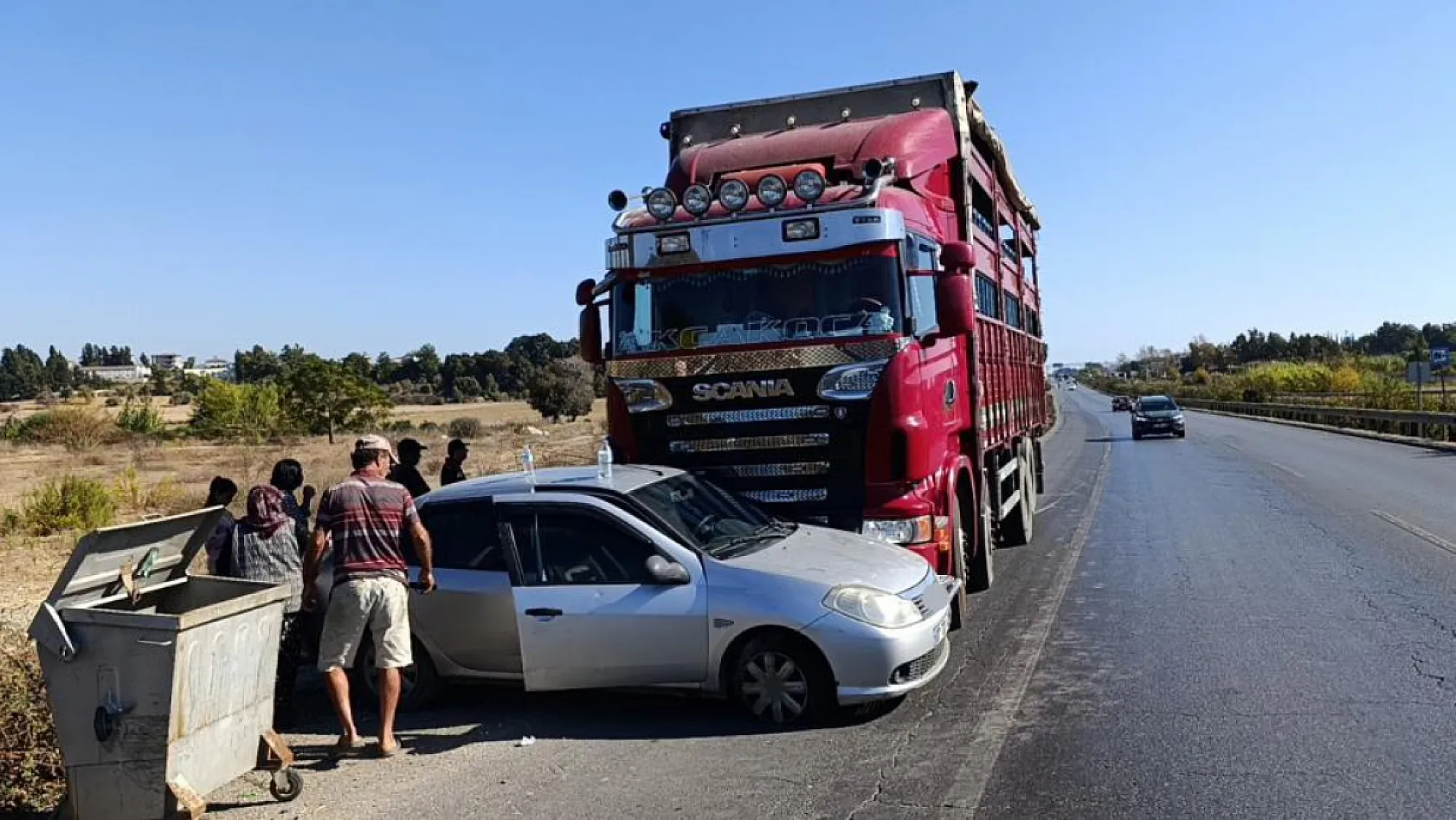 Kamyon önüne aldığı otomobili 500 metre sürükledi