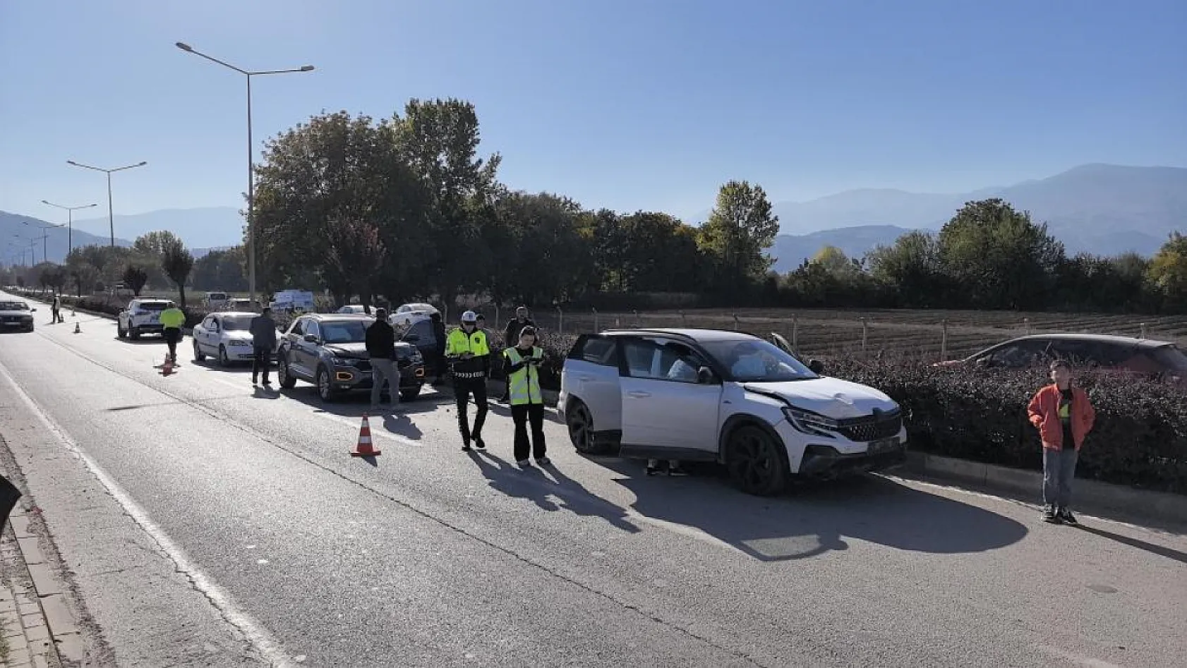 Zincirleme kazada 3 araç çarpıştı: 6 kişi yaralandı
