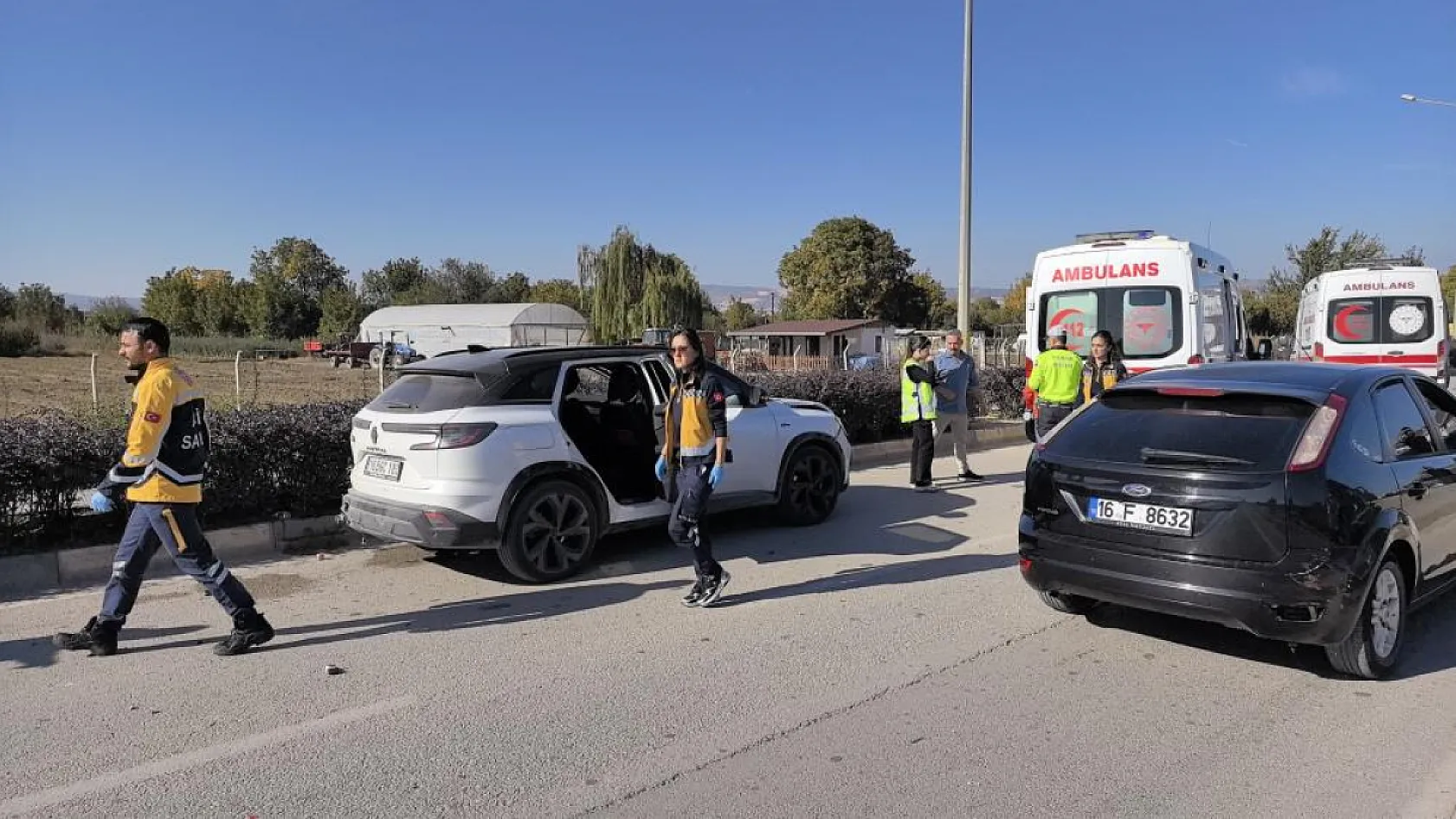 Zincirleme kazada 3 araç çarpıştı: 6 kişi yaralandı