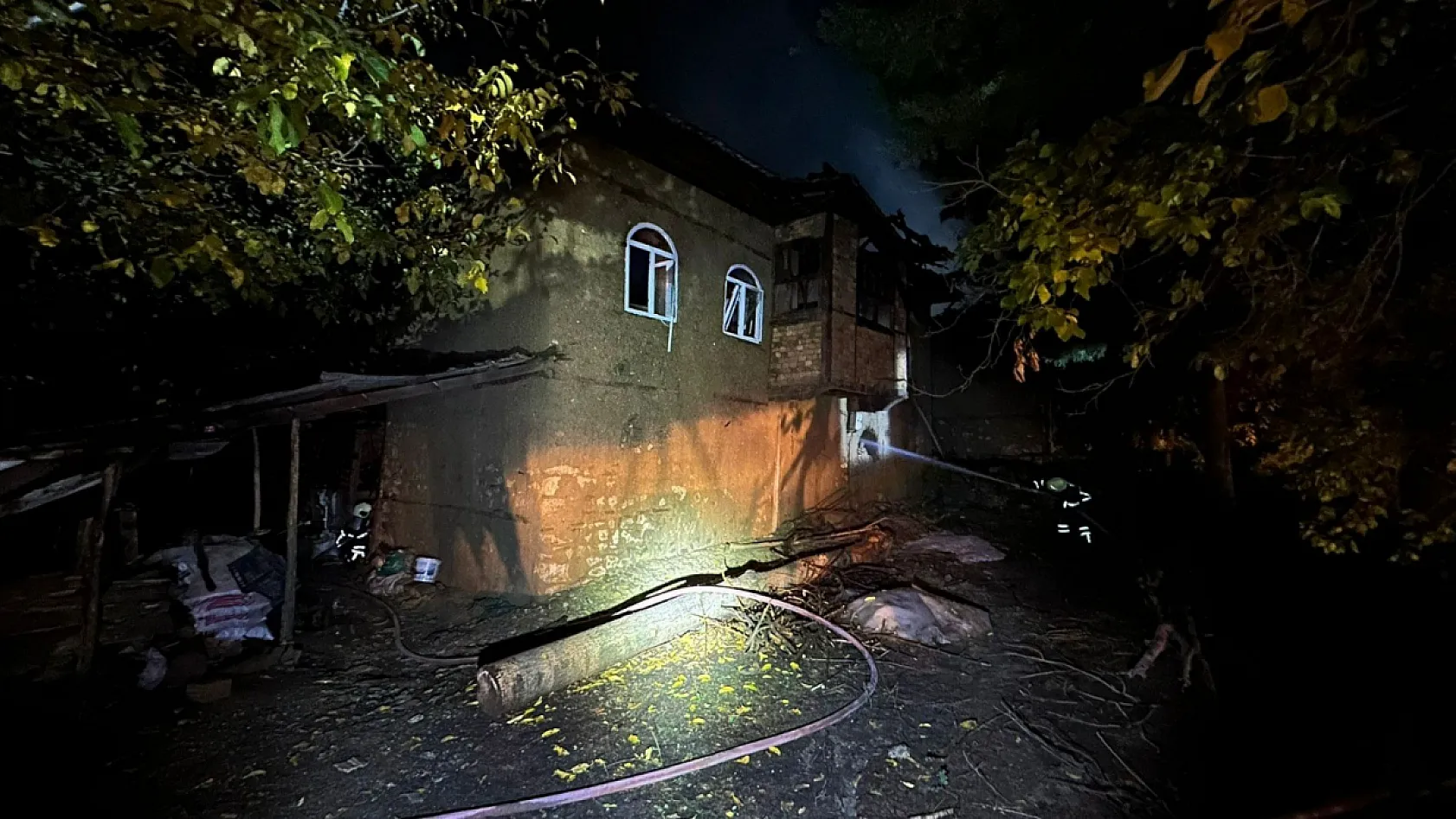 2 ev kül oldu