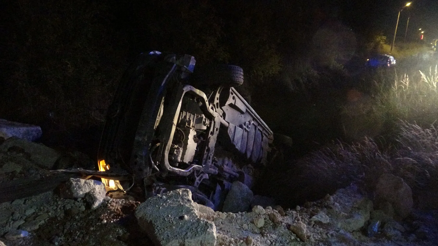 Çarpışan otomobiller kanala uçtu, 6 kişi yaralandı