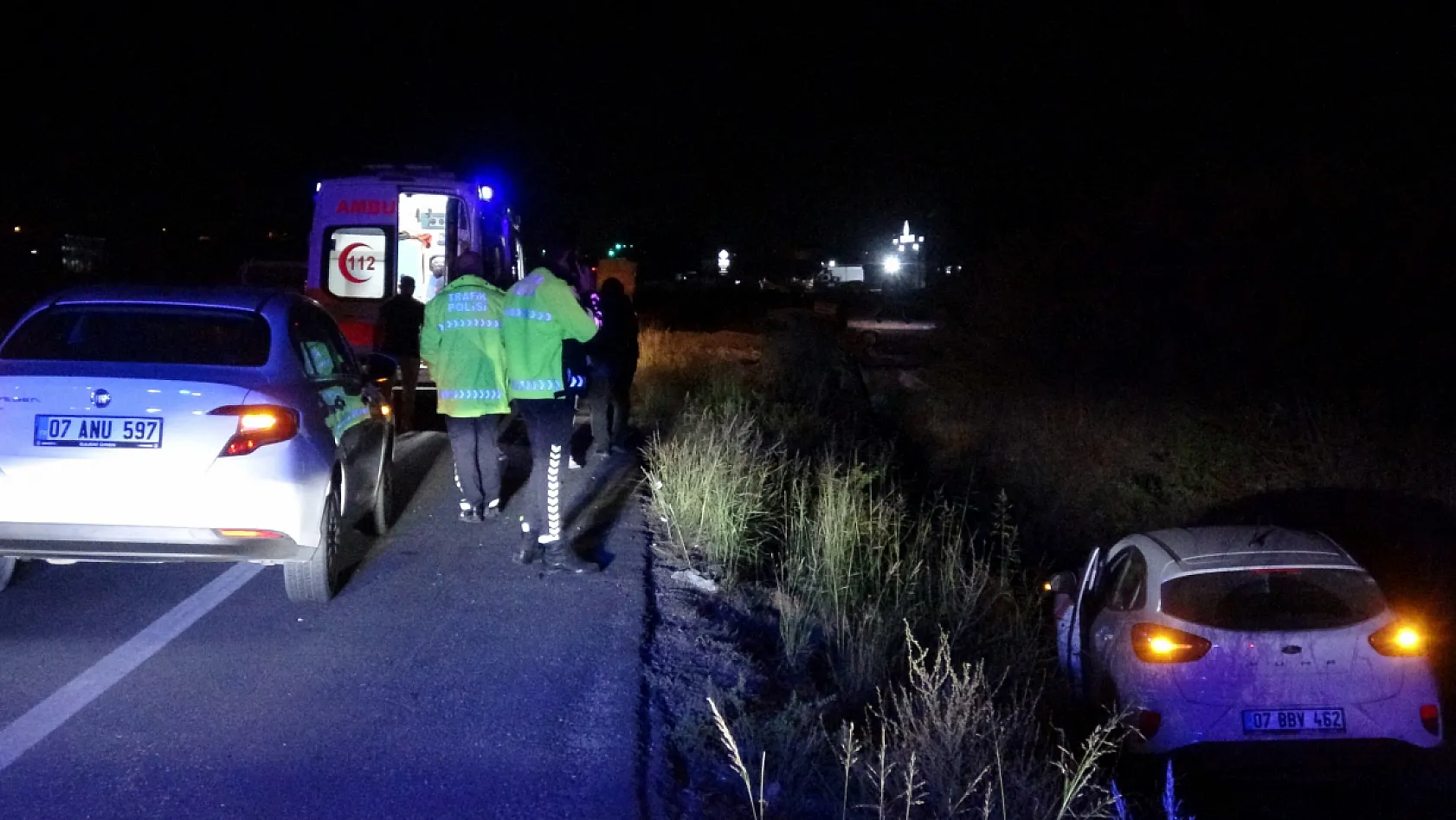 Çarpışan otomobiller kanala uçtu, 6 kişi yaralandı
