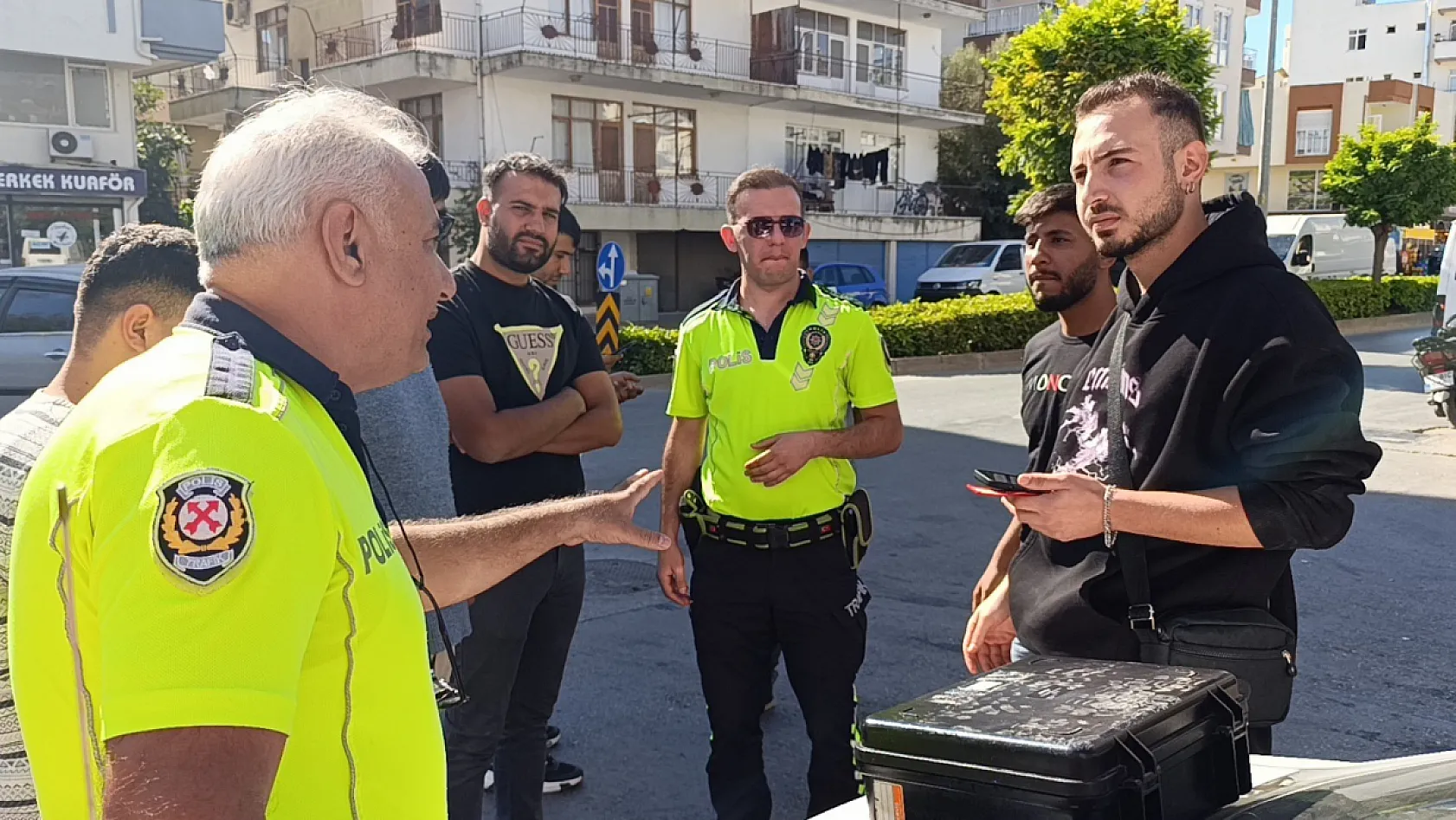 Yaralanan motosiklet sürücüsü hastaneye gitmeyi kabul etmedi