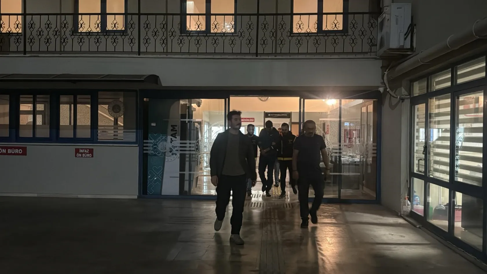 Eşini bıçaklayıp öldürmüştü, tutuklandı