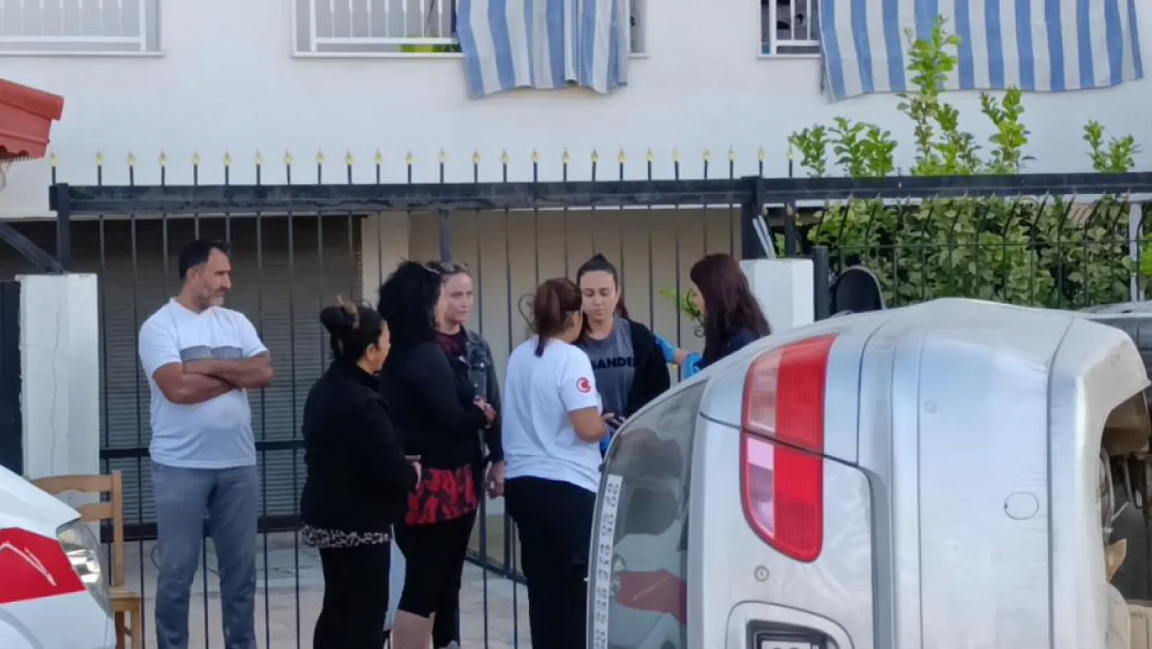 Devrilen otomobilden çıkan genç öğretmenin eğitim aşkı