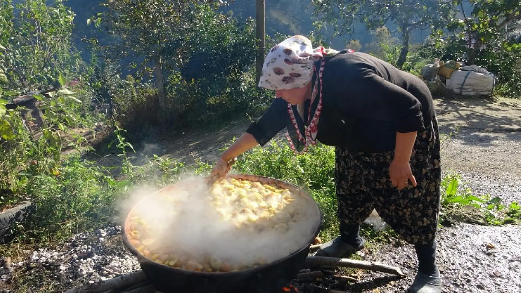 Hem pekmez ihtiyaçlarını karşılıyorlar hem de kendilerine ekonomik gelir sağlıyorlar