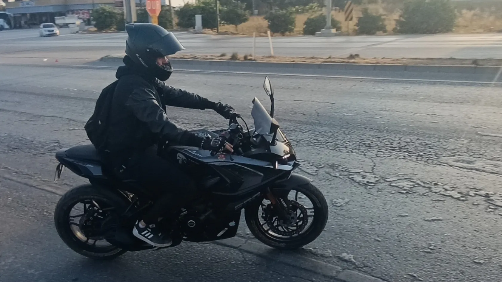 Hafif Ticari Araçla Çarpışan Motosiklet Sürücüsünü Kask Korudu